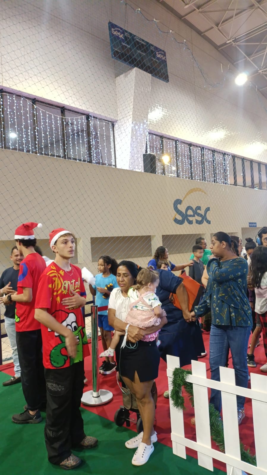 Entrega das sacolinhas de presentes com o Papai Noel